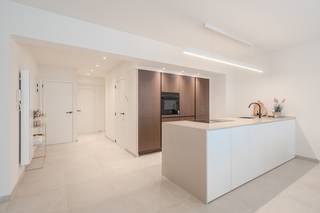 Découvrez cet appartement de 2 chambres entièrement rénové, situé au sixième étage de la résidence Kursaal à Ostende. Grâce à son emplacement idéal à proximité du centre-ville, vous bénéficiez d'une situation centrale et d'une grande facilité d'accès, avec des commerces, des restaurants, les transports en commun et la plage accessibles à pied. L'appartement allie confort de vie contemporain et agencement pratique. Dès l'entrée, vous découvrez un salon lumineux offrant un espace de vie agréable et une cuisine ouverte et moderne, parfaitement intégrée à l'ensemble. Les grandes baies vitrées laissent entrer une abondance de lumière naturelle et confèrent une impression d’espace. À l’arrière se trouvent deux chambres à coucher spacieuses et une salle de bains soignée, idéales aussi bien pour une résidence principale que pour une résidence secondaire en bord de mer. Grâce à ses finitions récentes, l’appartement est entièrement prêt à emménager.  Vous recherchez un appartement récemment rénové et situé au cœur d’Ostende ? Alors cet appartement de la résidence Kursaal vaut vraiment le détour.<br /> 