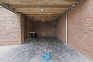 - BEZOEKMOMENT 11/07/2026! -<br /><br />Droom je van een stijlvolle, instapklare woning waar comfort, ruimte en een uitstekende bereikbaarheid samenkomen? Dan is deze verzorgde gezinswoning in de Oostnieuwkerksesteenweg absoluut een bezoek waard. Gelegen op een bijzonder gunstige locatie geniet je hier van het beste van twee werelden: de rust van een aangename woonomgeving én de nabijheid van het bruisende centrum van Roeselare. Dankzij de vlotte verbindingen en belangrijke invalswegen bereik je scholen, winkels, horeca en je werk in een handomdraai.<br /><br />Bij het binnenkomen word je verwelkomd in een ruime inkomhal met gastentoilet en praktische berging. Van daaruit kom je in de lichtrijke leefruimte, waar de grote raampartijen en de gunstige oriëntatie zorgen voor een aangename, warme sfeer. De ruime leefruimte biedt alle comfort voor gezellige familiemomenten en ontspannen avonden. Aansluitend bevindt zich de volledig uitgeruste keuken, afgewerkt met kwalitatieve SMEG-toestellen. Zowel vanuit de keuken als vanuit de leefruimte geniet je van een prachtig zicht op de tuin, waardoor binnen en buiten naadloos in elkaar overvloeien.<br /><br />Op de eerste verdieping vind je een ruime nachthal, een afzonderlijk toilet en een comfortabele badkamer uitgerust met een douche, ligbad en stijlvol lavabomeubel. Verder zijn er drie volwaardige slaapkamers, waaronder een kamer voorzien van airconditioning voor extra comfort tijdens warme zomerdagen. De ruime zolder, bereikbaar via een uitschuifbare trap, biedt bovendien heel wat extra opbergmogelijkheden.<br /><br />Ook buiten weet deze woning te overtuigen. De volledig omheinde tuin vormt een heerlijke plek om in alle privacy te genieten van de zon. Dankzij de gunstige oriëntatie geniet je hier de hele dag van een aangenaam buitengevoel. Via de praktische zij-ingang bereik je de ruime oprit, waar moeiteloos plaats is voor maar liefst vijf wagens. De afgesloten buitenberging biedt bovendien een ideale oplossing voor fietsen, tuinmateriaal en extra stockage.<br /><br />Deze woning blinkt niet alleen uit in ruimte en comfort, maar scoort ook uitstekend op vlak van energiezuinigheid en technische voorzieningen. Zo beschikt de woning over een conform gekeurde elektrische installatie, een gunstig EPC-label B, een regenwaterput van 5.000 liter en duurzame PVC-ramen en deuren met hoogrendementsbeglazing. Kortom, een perfect onderhouden woning waar je zonder zorgen je intrek kunt nemen en jarenlang kunt genieten van comfortabel wonen op een uitstekende locatie.<br /><br />Ontdek zelf de charme, ruimte en het wooncomfort van deze prachtige woning tijdens het bezoekmoment op zaterdag 11/07/2026. Contacteer ons vandaag nog en reserveer jouw bezoek!