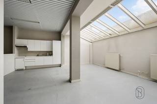 Voormalig notariskantoor: mogelijks leuk appartement met veel lichtinval, en veel potentieel! 210m2, + kelder/archief van 40m2 en een terras...