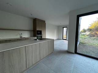 <p><span>6 appartements BEN à l'architecture élégante et contemporaine, axés sur un cadre de vie de qualité, avec une attention particulière portée à la lumière et à l'aération.</span></p><p><span> </span></p><p><span>AGENCEMENT</span></p><p><span> </span></p><p><span>Hall d'entrée avec toilettes. Deux chambres et une salle de bains. Grand salon avec cuisine ouverte, local technique et terrasse attenante.</span></p><p><span> </span></p>