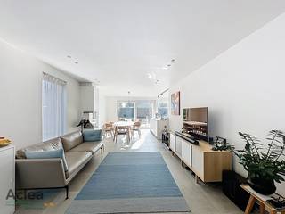Deze recente woning met bouwjaar 2021 vinden we terug in een nieuwe, rustige wijk 'Neringen' in Lovendegem. De uiterst ruime woning staat op...