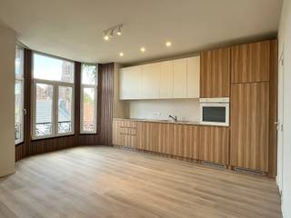 Visit www.abricasa.be and book your viewing with our digital assistant, Alice!Are you also looking for a fully renovated flat? With great attention to detail, this flat has been thoroughly renovated and boasts a practical layout. The materials chosen and the craftsmanship are fully evident here. Step into the light-filled living area,which includes a fitted kitchen, storage room and guest toilet. The master bedroom features one bedroom, a separate dressing room, a shower room with washbasin and an abundance of natural light. The dressing room also has space for your own small desk – ideal for those working from home!There is also a handy, separate utility room with space for a washing machine, tumble dryer and extra storage. Finally, the flat comes with a private cellar storage room. Ideal for those who want to live in comfort, with an eye for quality finishes and practical convenience.Abricasa – Property for generations: Your property partnerAre you looking to sell your property, or are you seeking an estate agent for letting or management?Abricasa offers personalised support with all your property enquiries, from start to finish. Get to know us!