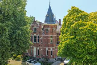 Gebouwd in eclectische stijl en bestaande uit een inkomhal, 4 gelijkvloerse kantoren/praktijkruimtes/leefruimtes, ingerichte keuken op verdieping, living, badkamer en slaapkamer op het eerste verdiep, volledig onderkelderd, zextra slaapkamers mogelijk op de 2de verdieping, tuin en parking. CV aardgas. Elektriciteit conform. Zeer geschikt voor woonst in combinatie met vrij beroep of kantoor. Aarzel niet ons te contacteren voor een vrijblijvend bezoek.