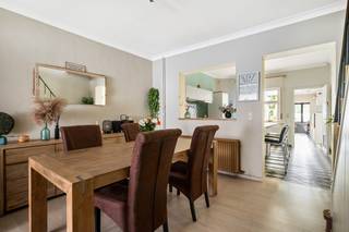 Instapklare gezinswoning in het hart van Zichem Ontdek deze prachtig gerenoveerde rijwoning in het gezellige centrum van Zichem. Deze woning...