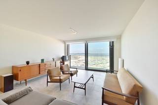 <br /><br />Indeling: Inkomhal, ruime leefruimte bestaande uit een zit- en eetruimte met aansluitend terras, volledig geïnstalleerde open keuken, aparte berging, gastentoilet, hoofdslaapkamer met aansluitend privatief toilet en wastafel. Tweede slaapkamer. Beide slaapkamers geven uit op een terras aan de achterzijde.<br />Private kelder en gemeenschappelijke fietsenberging in het gebouw.<br />Mogelijkheid tot aankoop van een garagebox vlakbij het appartement.<br /><br /><br /> 