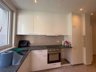 <hr />
<p>À côté du parc Duden et à deux pas de la place de l'Altitude Cent avec tous ses transports et commerces, au rez d'un immeuble situé Avenue Oscar Van Goidtsenhoven 83, appartement entièrement rénové comprenant séjour lumineux, cuisine neuve équipée avec accès au jardin de ± 50 m², deux chambres et salle de douche moderne en terrazzo. Chaudière individuelle au gaz et grande cave privative complètent le bien. <br />Finitions contemporaines soignées, quartier commerçant et bien desservi. Disponible immédiatement. <br />Coup de cœur assuré !</p>