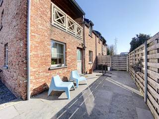 Dit mooi gelijkvloers appartement heeft een aangenaam zonneterras achteraan.<br />Er is een aparte inkomhall, toilet, leefruimte met zit en eethoek, ingerichte open keuken, badkamer met bad/douche en 2 kleinere slaapkamers.<br />Er hoort een garage bij dit appartement en rond het gebouw is voldoende parkeergelegenheid.<br />Het appartement is prima geschikt voor 1 à 2 personen.<br />Beschikbaar vanaf 01/12/2026