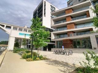 <p>Cet appartement à louer à Louvain, situé au Vaart, offre un cadre de vie agréable et une organisation intérieure efficace. Dès l’entrée, un hall vous guide vers les différentes pièces du logement. La chambre est confortable et bénéficie d’une salle de bain attenante équipée d’une douche et d’un lavabo. Un WC séparé apporte un confort supplémentaire au quotidien.</p><p></p><p>Le séjour constitue un espace de vie central, lumineux et suffisamment spacieux pour accueillir un coin salon et une salle à manger. La cuisine ouverte s’intègre harmonieusement à l’ensemble et favorise une vie conviviale. Un espace de rangement avec raccordement pour machine à laver et sèche-linge apporte une réelle praticité.</p><p></p><p>L’appartement dispose également d’une place de parking privative ainsi que d’un local à vélos commun, des atouts appréciables dans ce quartier de Louvain. La situation au bord du Vaart permet de profiter d’un environnement calme tout en restant proche du centre-ville, des commerces, des transports en commun et des axes principaux.</p><p></p><p>L'appartement est disponible à partir du 1er octobre, pour un loyer de 1 095 euros par mois. L'électricité et l'eau sont facturées individuellement. Une provision de 85 euros par mois est prélevée pour le chauffage et les charges communes. Ce bien représente une belle opportunité pour toute personne recherchant un appartement confortable et bien situé à Louvain. N’hésitez pas à nous contacter pour organiser une visite via www.living-stone.be !</p>