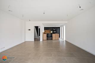 Op een uitstekende locatie in het centrum van Tildonk bevindt zich deze halfopen nieuwbouwwoning met 3 slaapkamers op een perceel van 329 m². U geniet hier van een uiterst rustige ligging vlakbij de vaart Leuven-Mechelen, toch in de nabijheid van winkels, scholen, openbaar vervoer en belangrijke invalswegen. De woning wordt verkocht onder het registratiestelsel. <br /><br />We betreden de woning via de inkomhal met apart gastentoilet. De leefruimte geniet van een mooie lichtinval door de vele raampartijen. U kunt deze inrichten met een aparte eetplaats en een gezellige zithoek met zicht op de tuin. Hier is de open keuken met kookeiland mooi geïntegreerd in het geheel en voorzien van de voornaamste, kwalitatieve toestellen. Verder beschikt het gelijkvloers nog over een ruime berging/wasplaats. De nachthal op de eerste verdieping geeft ons toegang tot 3 slaapkamers en een badkamer, uitgerust met inloopdouche, dubbele lavabo en toilet. De tuin wordt nog voorzien van een aangelegd terras en tuinpad zodat u in alle rust kan genieten van het mooie weer. Deze woning is voorzien van vloerverwarming en zonnepanelen. EPC bouw in opmaak. Beoogd E-peil bedraagt slechts E18 (EPC label A). Elektriciteit is conform.<br /><br />Dit is een uitstekende opportuniteit als u op zoek bent naar een halfopen nieuwbouwwoning met 3 slaapkamers op een uitstekende locatie te Tildonk. Contacteer ons voor meer informatie op 0497 14 67 97 of via info@boonstravastgoed.be.<br /><br />Bijzonderheden :<br />- 3 slaapkamers<br />- Uitstekende locatie <br />- Nieuwbouw onder registratie