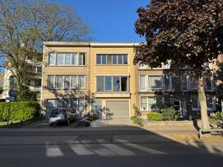 GEMEUBELD - In de felbegeerde Kriekenhofwijk bevindt zich deze volledig instapklare woning met tuin en drie slaapkamers. Met een...