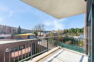 Dit verzorgd appartement is gelegen in de rustige Manebruggestraat te Borsbeek en biedt een aangename combinatie van licht, ruimte en comfort.<br />Bij het binnenkomen kom je in een inkomhal met mogelijkheid tot het voorzien van een vestiaire. De lichtrijke leefruimte met open keuken vormt één geheel, waarbij de keuken naadloos geïntegreerd is in de ruimte.<br />Verder beschikt het appartement over twee volwaardige slaapkamers. De badkamer is uitgerust met zowel een ligbad als een aparte douche.<br />Daarnaast is er een handige berging met aansluiting voor wasmachine en droogkast.<br />Als extra troef is er een zonnig terras aanwezig, waar je in alle rust kan genieten, aangrenzend aan de leefruimte en keuken.<br />Een aangenaam appartement op een rustige ligging in Borsbeek, met een vlotte bereikbaarheid.<br />Daarnaast is het appartement voorzien van een lift en een buitenstaanplaats voor 20.000 euro.