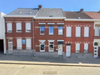 GEZINSWONING met STADSTUIN op GOED BEREIKBARE LOCATIE te Ronse. Deze woning biedt dankzij haar SOLIDE BASIS en MOGELIJKHEDEN tot UITBREIDING heel...