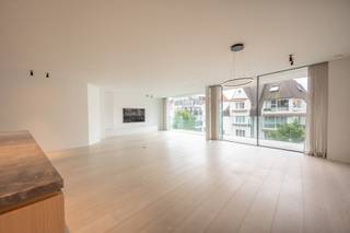 TE HUUR – Luxueus appartement met zuidgericht terras op toplocatie in de KustlaanIn het prestigieuze nieuwbouwproject Coast House, gelegen op een...