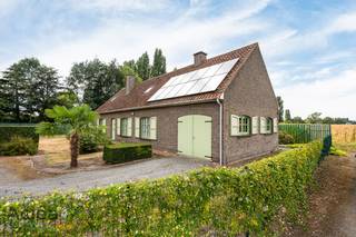 Op zoek naar een kloeke woning met veel potentieel, midden in het groen? Aarzel dan niet om deze woning te komen ontdekken!<br /><br />Deze woning dateert van 1976 en werd doorheen de jaren steeds met de nodige zorg onderhouden. Ze bevindt zich vandaag nog grotendeels in haar oorspronkelijke staat en biedt dan ook heel wat mogelijkheden voor wie op zoek is naar een woning die volledig naar eigen smaak kan worden opgefrist en ingericht.<br /><br />De landelijke ligging en het ruime perceel van maar liefst 1.280 m² zorgen voor een aangename, rustige omgeving waar je heerlijk tot rust kunt komen.<br /><br />De woning omvat op het gelijkvloers een ruime inkomhal, een open eet- en leefruimte met hout haard, een keuken, twee slaapkamers en een badkamer. Op de eerste verdieping bevindt zich een ruime zolderverdieping met tal van mogelijkheden, bijvoorbeeld voor extra slaapkamers, een hobbyruimte of bureauruimte.<br /><br />Daarnaast beschikt de woning over een praktische, inpandige garage en een tuinberging.<br /><br />Een woning met ruimte, rust en vooral heel wat potentieel!<br />Interesse? Aarzel dan niet om ons te contacteren via 09/377 31 77 of vastgoed@aclea.be.