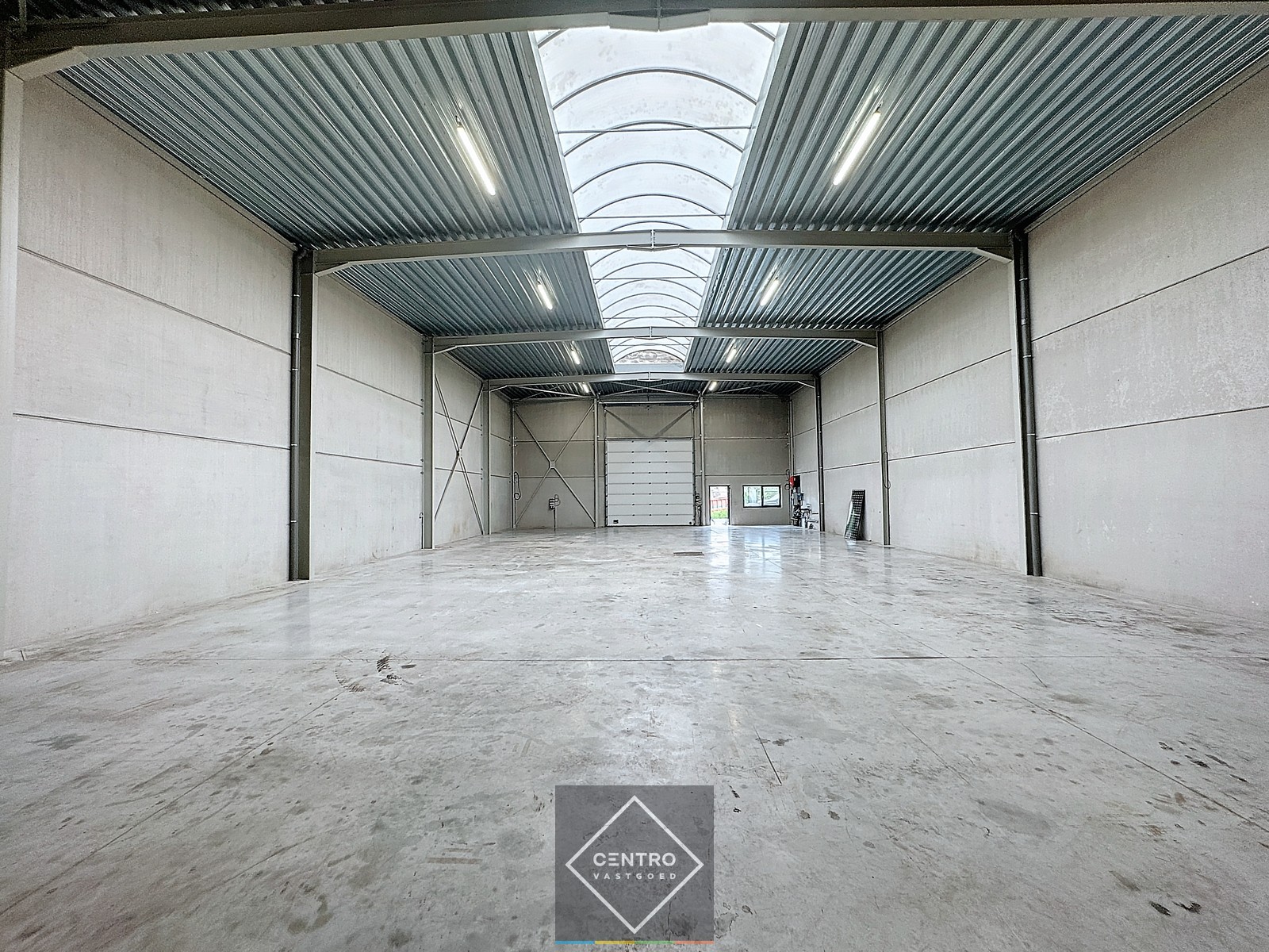 NB MAGAZIJN / OPSLAGRUIMTE (410m2) met volledige overspanning en hoge sectionaalpoort te huur op ambachtelijke zone te Maldegem (vlakbij Brugge en Knokke-Heist). - photo 4