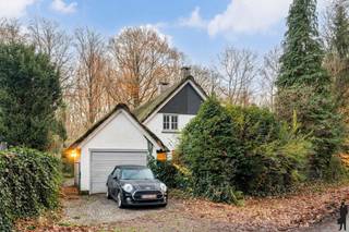 <strong>Instapklare vrijstaande woning zeer centraal gelegen. </strong><br />Deze charmante woning is gelegen op wandelafstand van Heide, dichtbij openbaar vervoer, winkels en scholen!<br /><br />De woning omvat:<br />1. Een <strong>gelijkvloerse verdieping</strong> met o.a. woonkamer, eet gedeelte, open keuken en wasplaats. <br />2. Een <strong>eerste verdieping</strong> met 3 slaapkamers en een badkamer. <br /><br />Voorzieningen op de <strong>gelijkvloerse verdieping</strong>:<br />Deze<strong><span> </span>charmante woning</strong> is op het gelijkvloers voorzien van:<br />- Een inkomhal met gastentoilet voorzien van handenwasser en plaats voor vestiaire.<br />- Een L-vormige woonkamer met <strong>zithoek en eethoek. </strong><br />- <strong>Hedendaagse keuken</strong> voorzien van alle toestellen.<br />- Handige berging/wasplaats<br /><br />Voorzieningen op de <strong>eerste verdieping:</strong><br />De eerste verdieping van deze woning bestaat uit 3 slaapkamers, 2 ruime en een kleinere en een badkamer voorzien van<strong> ligbad/douche, wastafel </strong>en<strong> toilet.<br /><br />Aangename en onderhoudsvriendelijke tuin </strong>met<strong> terras </strong>en<strong> losstaand garagegebouw met automatische poort!<br /><span><br />Gunstige ligging</span></strong> in de nabijheid van<strong><span> diverse natuurgebieden t</span></strong>ussen de centra van<strong><span> Heide </span></strong>en<strong><span> Kapellen. </span></strong>Maar ook centraal in de nabijheid van<strong><span> openbaar vervoer </span></strong>en<strong><span> station. Een prachtige en groene omgeving!</span><br /><br /><br /></strong>