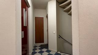 <p><span>Instapklare studio op gegeerde locatie </span></p><p><span> </span></p><p><span>Gelegen in de gegeerde Velodroomstraat te Berchem, bevindt deze studio zich op een uitstekende locatie met een vlotte verbinding naar Antwerpen centrum, belangrijke invalswegen en het openbaar vervoer. In de directe omgeving vindt u tal van winkels, supermarkten, horeca en sportfaciliteiten. Bovendien geniet u van de nabijheid van groene zones en alle dagelijkse voorzieningen op wandelafstand. Een ideale ligging voor zowel eigen bewoning als investering.</span></p><p><span> </span></p><p><span>INDELING</span></p><p><span>Deze gezellige studio met een bewoonbare oppervlakte ca. 36m² werd ongeveer 15 jaar geleden gerenoveerd en is praktisch ingericht.</span></p><p><span> </span></p><p><span>Bij het betreden van het appartement komt u terecht in de lichtrijke leefruimte met onderhoudsvriendelijk tegelvloer. Aansluitend bevindt zich de open keuken, uitgerust met een kookplaat, spoelbak en koelkast met vriesvak. </span></p><p><span> </span></p><p><span>Verder beschikt de studio een aparte douchekamer met douche, toilet en lavabo. Dankzij de praktische indeling wordt de beschikbare ruimte optimaal benut.</span></p><p><span> </span></p><p><span>Gemeenschappelijke kosten: €110,30 (incl verwarming, water, syndicus, blokpolis, lift, onderhoud gemene delen)</span></p><p><span>Reservekapitaal: €13 per maand</span></p><p><span> </span></p><p><span>BIJZONDERHEDEN</span></p><p><span>- Bewoonbare oppervlakte volgens EPC ca. 36m²</span></p><p><span>- Renovatie uitgevoerd ca. 15 jaar geleden</span></p><p><span>- Dubbele beglazing</span></p><p><span>- Elektriciteit conform</span></p><p><span>- Geen asbest aanwezig</span></p><p><span>- EPC-score C</span></p><p><span>- Gegeerde locatie</span></p><p><span>- Ideaal als starters woning of investering </span></p>