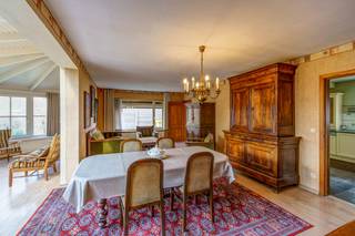 <p>Plan zelf uw bezoek via de pandbrochure op copandi.be of contacteer ons voor meer info op jeff.peeters@copandi.be.</p><p><strong>Gelijkvloers</strong><br />De woning beschikt over bijzonder ruime leefruimtes met twee grote woonzones die samen zorgen voor een open en lichtrijke indeling. Hier is er meer dan voldoende plaats voor een comfortabele zithoek en eetruimte. Aansluitend bevindt zich de ruime keuken die praktisch is ingericht en voldoende plaats biedt voor een eettafel. Verder is er een aparte bureauruimte, ideaal voor thuiswerk of hobby.</p><p>Daarnaast beschikt het gelijkvloers over een praktische berging en een apart gastentoilet. De centrale hal zorgt voor een vlotte verbinding tussen alle ruimtes en een aangename circulatie doorheen de woning.</p><p><strong>Verdiep 1</strong><br />Op de eerste verdieping bevinden zich drie volwaardige slaapkamers. Daarnaast is er een ruime dressing die perfect kan dienen als extra opbergruimte of inloopkast. De badkamer is zeer ruim en uitgerust met bad en douche. Verder is er nog een extra berging aanwezig. De nachthal verbindt alle ruimtes op een comfortabele manier.</p><p><strong>Kenmerken</strong><br />✅ Drie slaapkamers<br />✅ Bureau op het gelijkvloers<br />✅ Zeer ruime leefruimtes<br />✅ Dressing en grote badkamer<br />✅ Praktische berging en apart toilet</p><p>Deze woning in Herentals combineert ruimte, comfort en een praktische indeling. Dankzij de grote leefruimtes, bureau en drie slaapkamers is dit een ideale gezinswoning met alle nodige voorzieningen.</p>