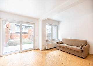 Appartement met tuin & terras te koop in de kleinschalige residentie Dona Fabiola te Koksijde. De residentie bevindt zich in de recent vernieuwde St-Idesbaldusstraat en ligt dus vlakbij zee en op wandelafstand van het commercieel centrum alsook het openbaar vervoer. <br /><br />Het appartement is gelegen op de kelderverdieping en werd als volgt ingedeeld: inkom | leefuimte met open keuken uitgevend op terras | aangename tuin | afzonderlijk toilet | badkamer voorzien van douche en lavabomeubel | slaapkamer | bergruimte.<br /><br />Op zoek naar een pied-à-terre te Koksijde met ruim terras en/of tuin? Contacteer ons snel voor een bezoek ter plaatse!