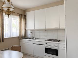 Dit gelijkvloerse appartement geniet van een centrale ligging in het hart van Lede, met winkels, openbaar vervoer en andere voorzieningen binnen handbereik.<br /><br />Het appartement beschikt over een praktische inkomhal, een apart toilet, een badkamer, een keuken en een aangename leefruimte. Daarnaast zijn er twee slaapkamers en een handige berging.<br /><br />Ook buiten is het aangenaam vertoeven. Het appartement beschikt over een terras met extra buitenberging en een tuin.<br /><br />Interesse of graag een bezoek inplannen? Neem gerust contact op met Laura via 0468 15 14 41 of laura.r@cornelis-goeman.be.