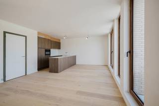 <div>
<p><strong>Opendeurmoment op zaterdag 31 oktober van 14u tot 16u. Bel Krista op 0470 70 72 26<br /><br />Ligging Gouwy</strong><br />Project Gouwy ligt in Sint-Martens-Latem, een groene en rustige omgeving die bekend staat om haar exclusieve woonkwaliteit. De woningen bevinden zich bovenop twee nieuwe commerciële handelsruimtes, waardoor bewoners profiteren van een centrale ligging én volledige privacy. De omliggende groenzones in Gouwy vormen een natuurlijke buffer en creëren een serene woonbeleving op hoogte.</p>
<p><strong>Project Gouwy</strong><br />Het project Gouwy omvat zestien woningen, waaronder zes duplexen, met oppervlaktes van 62 m² tot 172 m² en keuze uit één, twee of drie slaapkamers. Ruime terrastuinen tot 66 m² en dakterrassen met 180° zicht versterken de openheid en het buitengevoel. De oplevering van Gouwy is gepland voor maart 2026.</p>
<p>Het ontwerp van Gouwy van Bontinck Architecture & Engineering legt de nadruk op licht, ruimte en verfijnde lijnen. Grote glaspartijen, speelse volumes en hooggelegen woonruimtes creëren een vernieuwend architecturaal geheel met maximale beleving en privacy.</p>
<p>Elke woning is uitgerust met een lucht/water-warmtepomp, vloerverwarming met passieve koeling, individuele zonnepanelen en ventilatiesysteem D. Superisolerende beglazing en een doorgedreven energieconcept zorgen voor een zeer lage energievraag.</p>
<p>Gouwy combineert rust, uitzicht, groen en hedendaags comfort. Het project Gouwy is duurzaam, stijlvol en volledig klaar voor een toekomstgerichte woonervaring.</p>
</div>
<div>Nieuw voor investeerders : het 6% BTW-tarief geldt nu ook voor aankopen die gedurende 15 jaar verhuurd worden (onder de toepasselijke wettelijke voorwaarden). Dat verlaagt de aankoopkost en kan uw netto-rendement aanzienlijk verbeteren.<br /><br />De foto’s van de appartementen zijn gemaakt op locatie, maar nadien bijgewerkt. Hierdoor kunnen bepaalde details afwijken van de werkelijke situatie. De afbeeldingen zijn bedoeld om een realistisch beeld te geven van de ruimtes en mogelijkheden.
<div>
<div>
<div>
<div>
<div>
<div>
<div>
<div>
<div>
<div>
<div>
<div>
<div>
<div>
<div>
<div>
<div>
<div>
<div>
<div>
<div>
<div>
<div>
<div>
<div>
<div>
<div>
<div>
<div>
<blockquote><u></u></blockquote>
</div>
</div>
</div>
</div>
</div>
</div>
</div>
</div>
</div>
</div>
</div>
</div>
</div>
</div>
</div>
</div>
</div>
</div>
</div>
</div>
</div>
</div>
</div>
</div>
</div>
</div>
</div>
</div>
</div>
</div>