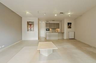 Op zoek naar een instapklaar appartement met karakter, comfort en een uitstekende ligging? Dan is dit stijlvolle appartement beslist een bezoek waard.<br /><br />Het appartement bevindt zich in een iconisch gebouw dat een belangrijke rol speelde tijdens de industriële hoogdagen van Aalst eind 19e en begin 20e eeuw. De voormalige site werd met respect voor haar geschiedenis omgevormd tot een klassevol woonproject met een uniek uitzicht op de Dender en de Aalsterse binnenstad.<br /><br />Via de inkomhal met ingemaakte vestiairekast komt u binnen in de lichtrijke leefruimte. De open keuken vormt één geheel met de woonkamer en is volledig uitgerust met alle nodige toestellen, voldoende kastruimte en een praktische aansluitende berging. Verder beschikt het appartement over een slaapkamer, een badkamer met stijlvol badmeubel en douche in bad en apart toilet.<br /><br />De kwalitatieve afwerking met onder andere natuurstenen vloeren, ingebouwde kasten en plafondhoge deuren zorgt voor een tijdloze uitstraling. <br /><br />PVC ramen met dubbele beglazing / CV op aardgas / Elektriciteit conform / Videofonie / Gunstig KI / EPC B / Elektriciteit conform / ...<br /><br />Een absolute troef is het ruime, overdekte en verlichte terras waar u in alle rust kunt genieten van de gunstige oriëntatie.<br /><br />De ligging is bijzonder centraal, op wandelafstand van het stadscentrum, het station, winkels, horeca, sport- en cultuurvoorzieningen. De bushalte bevindt zich voor de deur, er is een fietsenstalling aanwezig op het gelijkvloers en in de straat is steeds voldoende parkeergelegenheid.<br /><br />Een unieke kans voor wie stijlvol wil wonen op een historische locatie, met alle voordelen van het stadsleven binnen handbereik. Contacteer ons vandaag nog voor een bezoek.