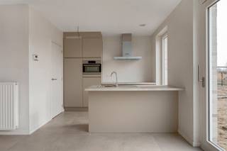 Moderne woning met 3 slaapkamers.
De ingang van deze woning bevindt zich aan de zijkant van de woning. Op het gelijkvloers vinden we de inkomhal met gastentoilet, een living en aparte leef keuken met eethoek met directe toegang naar het terras/tuin. Naast de keuken is er een berging.
Op de eerste verdieping zijn er 3 slaapkamers, een badkamer en een apart toilet aanwezig.
De woning is voorzien van carport met aansluitend een fiets/tuinberging, achteraan de tuin is er nog een extra tuinberging voorzien.
De woning heeft een unieke look en is voorzien van 12 zonnepanelen met een opbrengst van +/- €100 per maand.
Dit alles gelegen in een doodlopende straat vlak bij de markt.
Zeer energiezuinige woning met een EPC van 23kWh.