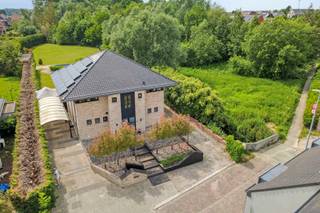 Deze prachtige villa combineert ruimte, comfort en energiezuinig wonen. Met maar liefst 5 slaapkamers, 2 badkamers, een gunstig EPC B en een perceel van 28 are biedt deze woning alles wat een gezin nodig heeft. Gelegen als laatste woning in een doodlopende straat geniet je hier van maximale rust, terwijl de belangrijkste verbindingswegen tussen Aalst en Ninove zich op korte afstand bevinden.<br /><br />Indeling Gelijkvloers: <br />- Inkomhal met gastentoilet <br />- Berging met ingang van de buitenzijde<br />- Lichtrijke leefruimte met hypermoderne open leefkeuken en 2 ruime eetplaatsen<br />- Badkamer met dubbele lavabo, ligbad en grote inloopdouche<br /><br />Indeling eerste verdieping: <br />- Nachthal <br />- 3 ruime slaapkamers waarvan 1 met aanpalende dressing <br />- Bureau dat ook gebruikt kan worden als slaapkamer<br />- Badkamer met lavabo en douche <br /><br />Indeling zolderverdieping: <br />- Ruime slaapkamer eventueel nog op te splitsen in 2 kamers<br /><br />Bijzonderheden: <br />- Keuken uitgerust met een Quooker-kraan, granieten werkblad, warmhoudlade, oven en combi-oven<br />- Vloerverwarming via een geothermische warmtepomp<br />- 40 zonnepanelen <br />- Zuidwest georiënteerd terras aansluitend op de masterbedroom<br />- A+ locatie <br />- Bouwjaar 2001<br /><br />Ben je op zoek naar een ruime en energiezuinige villa waar comfort, privacy en een toplocatie samenkomen? Dan is deze woning absoluut een bezoek waard.<br />Interesse? Plan eenvoudig een bezoekmoment in via volgende link: https://albert.immo/listing/dwelling-for-sale-9470-denderleeuw-7718123 of neem contact op met Robbe via 0498 26 28 49 of robbe.van.der.cammen@albert.immo.