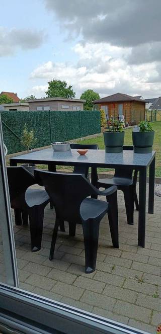 Gezellig gelijkvloers appartement met tuin en parkeergelegenheid.<br />Living met open keuken, <br />2 slaapkamers, badkamer, toilet, kleine berging (wasruimte).<br />Parkeerplaats en afgesloten berging ondergronds.<br />Parkeerplaats aan straatzijde (rechterzijde van het gebouw)<br />Tuin achteraan met doorgang aan rechterzijde van het gebouw.