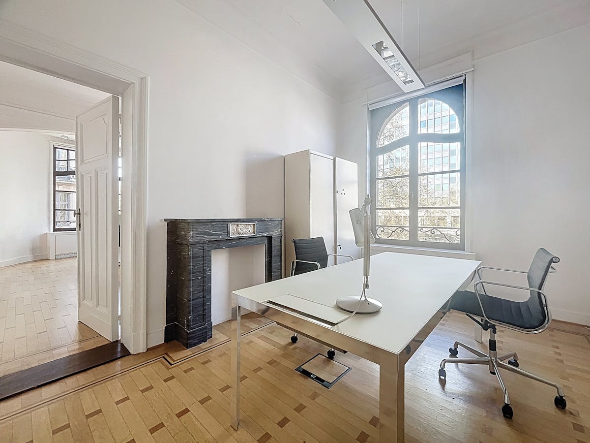 Karaktervol kantoor (350 m²) in statig herenhuis Brussel - foto 5