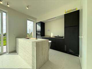 Deze energiezuinige nieuwbouwwoning maakt deel uit van woonproject ’t Park, een groene kindvriendelijke verkaveling vlakbij het station van Tielt. Hier heb je een ideale balans tussen rust, natuur en een vlotte bereikbaarheid.<br /><br />Indeling van het pand: <br />Inkomhal met gastentoilet en toegang tot de leefruimte, open keuken met berging, ruime tuin met terras, nachthal, drie slaapkamers, twee badkamers (zowel bad als douche), toilet, afgewerkte zolder met vaste trap. <br /><br />Verder beschikt de woning over een staanplaats en een ruim tuinhuis.<br />De woning is beschikbaar in overleg en wordt volledig afgewerkt (geschilderd, gordijnen, verlichting,...). <br /><br />’t Park is een rustige, kindvriendelijke omgeving met veel groen, terwijl het station op wandelafstand ligt en woon-werkverkeer eenvoudig maakt.<br /><br />Interesse? Contacteer ons voor uw persoonlijk bezoek!