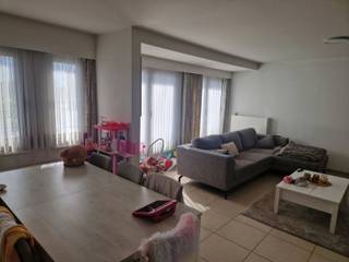 <p><strong>Appartement met 2 slaapkamers en ruim terras</strong></p>
<p>Dit verzorgd appartement bevindt zich op de eerste verdieping van een goed onderhouden gebouw en beschikt over een uitzonderlijk groot terras.</p>
<p>Via de inkomhal, voorzien van een vestiaire, betreedt u de ruime leef- en eetruimte met aansluitende keuken. De keuken is volledig uitgerust met inbouwvaatwasser, inbouwfrigo, kookplaat en dampkap. Dankzij de vele ramen geniet u van een aangename lichtinval en mooi uitzicht.</p>
<p>De badkamer beschikt over een lavabo, douche en ligbad. Verder is er een apart toilet en een afzonderlijke wasruimte met aansluiting voor wasautomaat en droogkast.</p>
<p>De twee ruime slaapkamers bieden beiden rechtstreekse toegang tot het grote terras aan de achterzijde — ideaal om te ontspannen of buiten te vertoeven.<br />Algemene kosten bedragen €50/maand<br />Autostaanplaast kost €50/maand<br />Totale prijs €1050/maand</p>
<p><strong>Troeven op een rij:</strong></p>
<ul>
<li>Lift aanwezig</li>
<li>Verwarming op aardgas</li>
<li>Autostaanplaats in de kelder</li>
<li>Kelderberging</li>
<li>Gratis parking voor de deur</li>
</ul>
<p>Voor meer informatie of een bezichtiging kan u ons bereiken op <strong>0499/30.87.87</strong> of via <strong>info@immo-bosmans.be</strong></p>