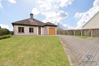 Deze goed onderhouden bungalow, gelegen aan de Schelde, geniet van een uitzonderlijke ligging.De woning beschikt over een inkomhal met gastentoilet,...