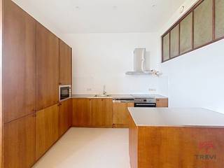 <strong>SCHAERBEEK </strong>- Vlak bij het Hamoirpark kunt u dit prachtige appartement met 2 slaapkamers van ± 130 m² ontdekken, volledig gerenoveerd met hoogwaardige afwerking.<br /><br /><br /><strong><span>Op de 2e verdieping</span> :</strong><br />
<ul>
<li>Entree</li>
<li>Ruime, lichte woonkamer van ± 50 m²</li>
<li>Volledig uitgeruste open keuken</li>
<li>Voorraadkamer</li>
<li>Kantoor van ± 7 m²</li>
<li>Slaapkamer 1 van ± 13 m² met aangrenzende doucheruimte en inloopkast</li>
<li>Slaapkamer 2 van ± 13 m² met aangrenzende inloopkast</li>
<li>Badkamer (bad – wastafel)</li>
<li>Wasruimte met apart toilet</li>
</ul>
<br />EPB: C<br /><br />Direct beschikbaar!<br /><br /><span>Kosten</span> : 50 €/maand (gemeenschappelijke kosten)