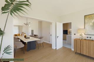 <p><span>Op een </span><span>ruim perceel van maar liefst 1.890 m²</span><span>, met een gunstige </span><span>oost- tot zuidoostoriëntatie</span><span>, bevindt zich deze open bebouwing uit 1965. De woning beschikt over een bruikbare vloeroppervlakte van circa </span><span>169 m²</span><span>, drie slaapkamers, twee garages en een ruim bijgebouw.</span></p><p><span>Een eigendom met bijzonder veel potentieel voor wie op zoek is naar </span><span>ruimte, privacy en renovatiemogelijkheden</span><span>, maar eveneens interessant voor een zelfstandige dankzij de aanwezige opslagmogelijkheden.</span></p><p><span>Via de </span><span>ruime inkomhal</span><span> betreden we het gelijkvloers. Hier bevinden zich een royale </span><span>leef- en eetruimte</span><span>, een </span><span>eiken keuken</span><span> en een bijkomende ruimte die naar eigen behoefte kan worden ingericht. Aansluitend aan de woning bevindt zich een </span><span>overdekt terras</span><span> met zicht op het ruime perceel.</span></p><p><span>Verder beschikt het gelijkvloers over een </span><span>badkamer met douche, toilet en lavabo</span><span> en een </span><span>inpandige garage</span><span>.</span></p><p><span>Op de eerste verdieping bevinden zich </span><span>drie slaapkamers</span><span>, allemaal voorzien van </span><span>ingemaakte kasten</span><span>. Daarnaast is er nog een </span><span>opbergzolder</span><span>, ideaal als extra bergruimte.</span></p><p><span>De woning is voorzien van</span><span> houten buitenschrijnwerk met dubbele beglazing en rolluiken</span><span> op zowel het gelijkvloers als de verdieping.</span></p><p><span>Een belangrijke extra troef is het </span><span>ruime bijgebouw</span><span>, waarin zich een </span><span>tweede garage en aanzienlijke bijkomende bergruimte</span><span> bevinden. Dit maakt de eigendom bijzonder interessant voor bijvoorbeeld een </span><span>zelfstandige die nood heeft aan opslagruimte of materiaalberging</span><span>, maar uiteraard ook als hobby- of werkruimte.</span></p><p><span>Naast de woning wordt eveneens een </span><span>bouwgrond van 733 m² voor open bebouwing</span><span> afzonderlijk te koop aangeboden. Deze bouwgrond kan </span><span>optioneel samen met de woning worden aangekocht</span><span>.</span></p><p><span>Hierdoor bestaat de mogelijkheid om een uitzonderlijk geheel te verwerven van maar liefst </span><span>2.623 m² grond</span><span>.</span></p><p><span>Een interessante opportuniteit voor wie een ruime gezinswoning volledig naar eigen smaak wil renoveren, voor een zelfstandige op zoek naar bijkomende opslagmogelijkheden of voor wie de woning wenst te combineren met de naastgelegen bouwgrond.</span></p><p><span> </span></p>