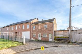 Deze (te slopen) woning is gelegen langs de Pastoor Lenaertsstraat ter hoogte van nummer 2, op een perceel van 4a 06ca te Membruggen. In deze...