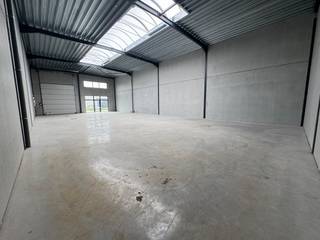 Troeven van het pand:*Een vrije hoogte van 6,2 meter, wat de mogelijkheid biedt voor een tussenverdieping (extra stock of kantoor).*Voorzien van...