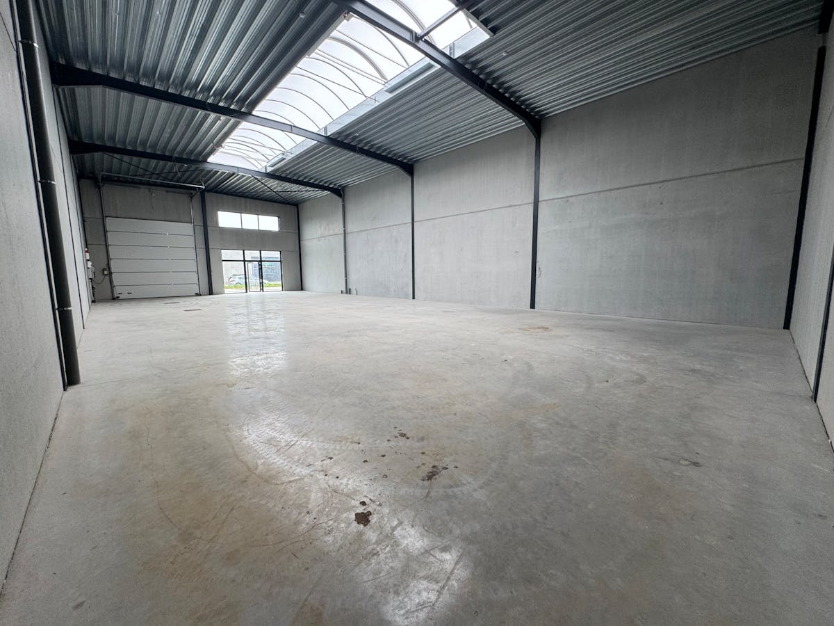 Strategisch gelegen nieuwbouwloods (311 m²) te huur – Jabbeke - foto 2