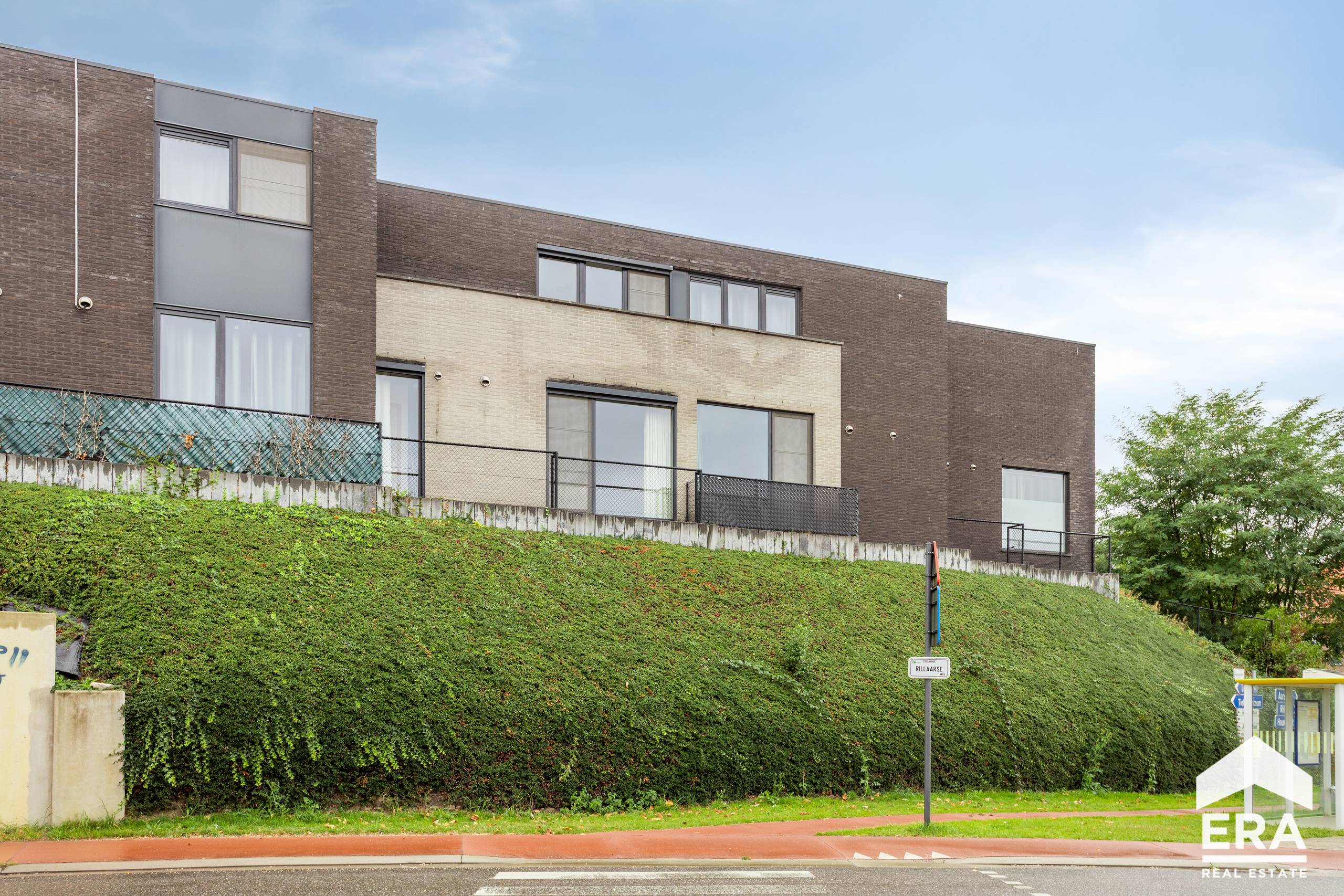 Instapklare 3 slaapkamerwoning met dubbele garage te Tielt. - foto 2