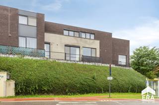 [[ DIT PAND NEEMT DEEL AAN DE ERA OPEN HUIZEN DAG OP 6/12 VAN 16:00 TOT 17:00 ]]
strong&amp;gt;Gunstig gelegen instapklare 3 slaapkamerwoning met dubbele garage in het centrum van Tielt. Op enkele minuten van de oprit van de E314.<p>Bekijk de woning hier alvast volledig virtueel zowel binnen als buiten.</p><p><u>Indeling</u>:</p><p><u>Gelijkvloers</u>: Inkomhal met gastentoilet, lichtrijke woonkamer met volledig ingerichte open keuken. Naast de keuken is er een praktische bergruimte/ wasplaats welke in verbinding staat met de ondergelegen garage welke plaats biedt voor 2 wagens.</p><p><u>Eerste verdieping</u>: Via de nachthal heeft u toegang tot de 3 slaapkamers waarvan één met dressing en dakterras, de badkamer met bad en douche en een afzonderlijk toilet.</p><p><u>Extra troeven</u>:</p><ul><li>Gunstig EPC.</li><li>Elektriciteit conform.</li><li>Ramen zijn voorzien van screens.</li><li>Zonneluifel op het terras.</li><li>Praktische indeling.</li><li>Ruime afzonderlijke afgesloten garage.</li><li>Vlakbij de dorpskern met alle voorzieningen.</li><li>Vlak de E314.</li></ul><p><strong>Bel even voor een vrijblijvend bezoek of kijk zeker ook op </strong><strong>www.era.be/janssens</strong><strong> voor meer info en detail maten.</strong></p>