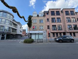 Dit instapklaar appartement is gelegen in de Veldstraat 1 bus B in het centrum van Geel. Door de centrale ligging zijn scholen, winkels en het openbaar vervoer op een zeer korte afstand gelegen.<br /><br />Prachtig appartement op de 1ste verdieping voorzien van alle comfort.<br />Indien gewenst kan dit appartement ook gemeubeld gehuurd worden (deze zijn inclusief in de huurprijs).<br /><br />Bestaande uit:<br />- Inkomhal<br />- Woonkamer met maximale lichtinval <br />- Gastentoilet<br />- Half open keuken<br />- Badkamer voorzien van ligbad en wastafel wastafel<br />- Bergruimte<br />- 2 slaapkamers<br />- Terras - buitenruimte<br /><br />Extra:<br />- Lift aanwezig<br />- Gunstig EPC B<br />- Huurprijs: 735 euro/maand + 55 euro/maand gemeenschappelijke kosten<br />- Het appartement is beschikbaar vanaf 1/12/2026, maar in overleg met de huurder kan dit ook vroeger!<br /><br />Uitsluitend via onze website www.vastengoed.be kan u een bezichtiging inplannen op de vooropgestelde bezoekmomenten. Voor andere vragen kan u het kantoor bereiken op het nummer 014 72 73 74