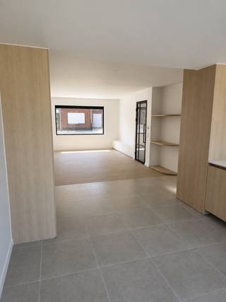 VOLLEDIG GERENOVEERDE KWALITEITSWONING MET GARAGE – TOPLOCATIE IN SINT-BAAFS-VIJVE<br /><br />Instapklaar, energiezuinig en tot in de kleinste details afgewerkt. Deze uitzonderlijke woning werd volledig gestript en opnieuw opgebouwd met hoogwaardige materialen, met maximale aandacht voor kwaliteit, comfort en duurzaamheid.<br /><br />Gelegen op een absolute toplocatie, met sporthal, lagere school, bakker en slager op wandelafstand. Rustig wonen en toch alle dagelijkse voorzieningen vlakbij.<br /><br />De lichtrijke leefruimte met grote aluminium raampartijen biedt een prachtig zicht op de tuin en sluit naadloos aan op de stijlvolle open keuken. Deze is uitgerust met kwalitatieve inbouwtoestellen en een luxueus natuurstenen werkblad met elegante afgeronde vormen. Het zonnige terras en ruime overdekte terras zorgen het hele jaar door voor extra leefruimte.<br /><br />De woning beschikt over 3 volwaardige slaapkamers. De royale master suite op de bovenste verdieping is een echte blikvanger dankzij het panoramische uitzicht over de omliggende velden.<br /><br />Verder zijn er een stijlvolle badkamer met inloopdouche, 2 toiletten, ruime wasplaats, aparte bureauruimte, droge kelder en meerdere bergingen. Het hoogwaardige eiken maatwerk zorgt voor een luxueuze uitstraling én bijzonder veel opbergruimte.<br /><br />Ook energetisch scoort de woning uitstekend met EPC-label A, vloerverwarming, zonnepanelen, hoogwaardige aluminium ramen met isolerende beglazing, domotica en volledig vernieuwde elektriciteit en sanitair.<br /><br />De ruime garage biedt plaats aan een wagen en kan ook gebruikt worden als berging, hobbyruimte of werkatelier. De voorzieningen voor een laadpaal zijn aanwezig.<br /><br />De woning is volledig geschilderd en afgewerkt: u hoeft enkel uw meubels te plaatsen en te genieten.<br /><br />Een unieke combinatie van topligging, hoogwaardige renovatie, energiezuinigheid, luxe en wooncomfort.<br /><br />OPEN KIJKDAG – ZATERDAG 5 SEPTEMBER 2026 | 10.00 – 12.00 UUR