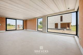 Voor meer info en foto’s, surf naar www.swevers.be – Ontdek LOT 1 in Project Passari, een stijlvol nieuwbouwproject aan de Diestersteenweg in Nieuwerkerken. Deze halfopen woning combineert hedendaagse architectuur, een praktische indeling en energiezuinige technieken. Met een bewoonbare oppervlakte van 157,5 m² beschikt de woning over een lichtrijke leefruimte en 3 volwaardige slaapkamers, ideaal voor gezinnen, koppels of wie extra ruimte wenst voor een bureau of hobbykamer. De woning ligt op een perceel van 6a 02ca met een aangename tuin. Optioneel kunnen een carport met fietsenstalling en een tuinberging worden voorzien. Dankzij zonnepanelen, een individuele lucht-waterwarmtepomp, vloerverwarming en een ventilatiesysteem D woont u comfortabel én energiezuinig. Daarnaast is er een regenwaterput van 7.500 liter met elektrische pomp, aangesloten op de toiletten en de vorstvrije buitenkraan. Een extra troef is dat u de afwerking nog naar eigen smaak kunt kiezen, van vloeren tot keuken en andere materialen. Project Passari biedt een rustige, groene woonomgeving met winkels, school, kinderopvang, openbaar vervoer en andere dagelijkse voorzieningen vlakbij. De grondwaarde bedraagt € 107.000 waarop 12% registratierechten van toepassing zijn. De constructiewaarde bedraagt € 272.000 en valt onder het btw-tarief van 21%. De weergegeven 3D-renders zijn illustratief en kunnen afwijken van de uiteindelijke uitvoering. Voor meer informatie, bel 011 255 155. Bron bewoonbare oppervlakte: EPC – verslag. De grondwaarde bedraagt € 107 000, waarop 12% registratierechten van toepassing zijn. De constructiewaarde van € 272 000 valt onder het standaard btw-tarief van 21%.