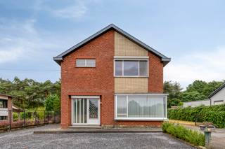 [[ DIT PAND NEEMT DEEL AAN DE ERA OPEN HUIZEN DAG OP 19/9 VAN 9:30 TOT 10:30 ]]
<p><strong>Lummen: open bebouwing met 3 slaapkamers op een ruim perceel van 17a 47ca.</strong></p>

<p>Deze woning is gelegen aan de Veldstraat 14 in Lummen, op een aangename landelijke locatie waar rust en bereikbaarheid perfect samenkomen. De oprit van de autostrade bevindt zich op slechts 5 minuten rijden en winkels, scholen, openbaar vervoer en andere dagelijkse voorzieningen zijn vlot bereikbaar. Ideaal voor wie rustig wil wonen zonder in te boeten aan een centrale ligging.</p>

<p>De woning biedt een ruime en veelzijdige indeling met verschillende mogelijkheden. Naast de gezellige leefruimte beschikt het gelijkvloers over een polyvalente ruimte en veranda. Op de verdieping bevinden zich drie slaapkamers, waarvan één momenteel ingericht is als keuken. Hierdoor leent de woning zich uitstekend voor gezinnen die op zoek zijn naar ruimte en flexibiliteit.</p>

<p><strong>INDELING:</strong></p>

<p><strong>Gelijkvloers:</strong> inkomhal, woonkamer, keuken, polyvalente ruimte, veranda, badkamer en berging.</p>

<p><strong>Eerste verdieping:</strong> nachthal, drie slaapkamers waarvan één momenteel ingericht als keuken, en badkamer.</p>

<p><strong>Buiten:</strong> ruime tuin</p>

<p><strong>TROEVEN:</strong></p>

<ul><li>Landelijke en rustige ligging</li><li>Slechts 5 minuten van de oprit van de autostrade</li><li>Alle dagelijkse voorzieningen in de nabije omgeving</li></ul>

<p>Bent u op zoek naar een ruime woning met een veelzijdige indeling op een rustige maar goed bereikbare locatie? Ontdek deze eigendom in Lummen en plan vandaag nog uw bezoek!</p>

<p><strong>JOUW DROOMWONING. ZO GEVONDEN!</strong></p>