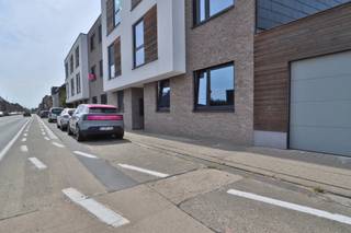 Zoekt u een energiezuinig 1-slaapkamer appartement met terras, autostaanplaats én kelderberging in het centrum van Beveren? Dan is snel zijn de boodschap!<br /><br />Het appartement is gelegen op de eerste verdieping.<br /><br />De indeling van het appartement is als volgt: leefruimte met volledig ingerichte keuken (koelkast met vriesvak, combi-oven, inductie kookplaat, dampkap, spoelbak, vaatwasmachine en voldoende kastruimte), een praktische berging met uitgietbak en aansluiting voor wasmachine en droogkast, een slaapkamer, een toilet en een badkamer (voorzien van inloopdouche, enkel lavabomeubel, spiegel en handdoekdroger).<br /><br />Verder is er ook nog het terras met een oppervlakte van 8,6 m², ondergronds de autostaanplaats en de ruime individuele kelderberging. <br /><br />Tot slot is er een overdekte fietsenstalling ter beschikking en een lift aanwezig in het gebouw.<br /><br />De grote troef van dit appartement is dat het een BEN-woning is, waardoor er een zeer laag energieverbruik is! Maar ook de centrale ligging, zonnepanelen, vlakbij openbaar vervoer,... <br /><br />Het appartement is beschikbaar vanaf 1 oktober 2026, werd volledig geschilderd en is vooraan voorzien van jaloezieën. De provisie voor de gemeenschappelijke kosten bedraagt 30 euro per maand. <br /><br />Twijfel niet om ons te contacteren voor meer informatie of een plaatsbezoek via verhuur@homevast.be of tel. 03 376 20 20.