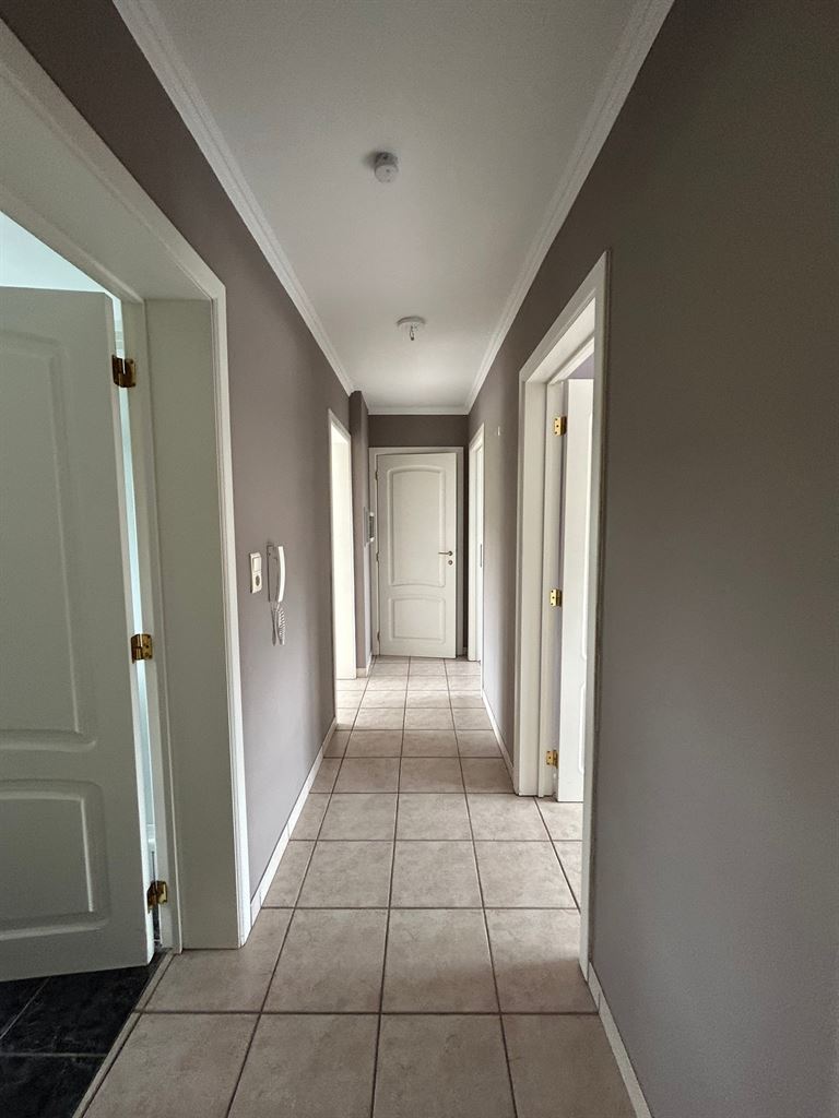 Ruim appartement met 2 slaapkamers, terras en autostaanplaats te Kinrooi. - foto 4