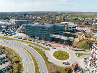 Phenomenally located offices with an area of 500 m² (and more) for rent on The Loop, barely 2 km from the E40/E17 interchange and near the R4 in Zwijnaarde. This unique location ensures excellent accessibility, both by car and public transport, and is just a few minutes from the centre of Ghent.<br /><br />The turnkey offices are located in two high-quality newly built BEN office buildings, one of which has four floors and the other five. Each of these floors is fully leased, allowing you to benefit from a spacious and efficiently equipped working area. <br />The buildings are connected by a centrally located central square, attractively and modernly designed as a relaxation area.<br />One of the absolute strengths of this project is its sustainability. The offices are equipped with a combination of innovative technologies such as a PV system, geothermal energy, climate ceilings and DALI-controlled lighting. Moreover, there are no fossil fuels.<br />Furthermore, the buildings have ample parking facilities, which is a big plus for both employees and visitors.<br /><br />The offices are available immediately. Establish your business in this exceptional environment and enjoy all the benefits this prime location has to offer. For more information or a no-obligation site visit, please contact PANORAMA B2B GENT KANTOREN on 09 225 09 02.