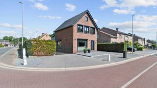 Stijlvol gerenoveerde gezinswoning op toplocatie in LanklaarIn een rustige straat in Lanklaar wacht deze vrijstaande, volledig gerenoveerde woning op...