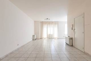 <h3><span>Instapklaar appartement aan het gezelligste plein van Maria-ter-Heide</span></h3><p><span>Op zoek naar een gezellig en instapklaar appartement op een toplocatie? Dan is dit charmante appartement, gelegen aan het gezelligste plein van Maria-ter-Heide, precies wat u zoekt!</span></p><p><span>Het appartement beschikt over een aangename woonkamer met veel lichtinval en open keuken. Aansluitend bevindt zich een praktische berging met aansluiting voor een wasmachine en droogkast.</span></p><p><span>Verder omvat het appartement een nette badkamer, praktische berging en twee slaapkamers van respectievelijk. Ideaal voor starters, koppels, kleine gezinnen of als investering.</span></p><p><span>De ligging is zonder twijfel een van de grootste troeven. Gelegen in het bruisende centrum van Maria-ter-Heide, aan een sfeervol plein waar buren elkaar nog kennen en groeten, geniet u hier van een warme en aangename woonomgeving. </span></p><p><span>Winkels, horeca, openbaar vervoer en andere voorzieningen bevinden zich op wandelafstand.</span></p><p><span>Troeven op een rij:</span></p><ul><li><span>Instapklaar appartement </span></li><li><span>Gelegen aan het gezelligste plein van Maria-ter-Heide </span></li><li><span>Open keuken</span></li><li><span>Praktische berging met wasplaats </span></li><li><span>Twee slaapkamers </span></li><li><span>Aangename en gemoedelijke buurt met fijne buren </span></li><li><span>Centrale ligging nabij alle voorzieningen </span></li><li><span>Ideaal voor eigen bewoning of als investering </span></li></ul><p><span> </span></p><p><span>Een appartement waar comfortabel wonen en een gezellige buurt perfect samenkomen. Maak snel een afspraak en ontdek dit appartement.</span></p>