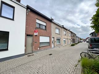 Wervik - Instapklare woning met 2 slaapkamers en gezellige tuin te koop.Ideaal voor als starterswoning of investering. Momenteel verhuurd aan 620...